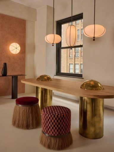 Intérieur moderne avec une table en bois et des tabourets en paille, éclairage suspendu.